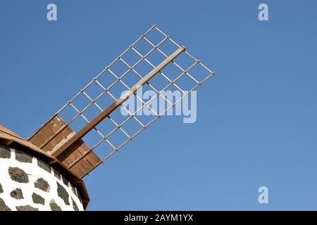 Ein gemeinsames Holzsegel auf der traditionellen Windmühle in La Oliva, Fuerteventura, Spanien Stockfoto