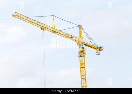 Turmdrehkrane mit blauem Himmelshintergrund Stockfoto