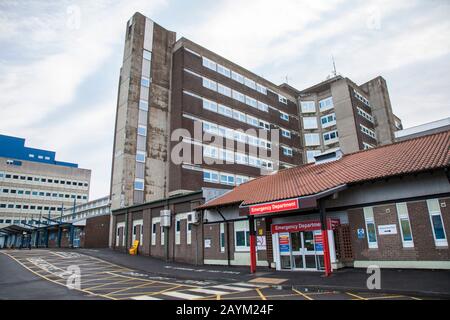 Stockton on Tees, UK.16. Februar 2020.North Tees Hospital hat Coronavirus Assessment Pods vor dem Eingang vor dem Eingang eingerichtet, um alle mutmaßlichen Fälle des Virus zu behandeln.Richtungsschild für Assessment Pod. Kredit: David DIXON / Alamy Stockfoto