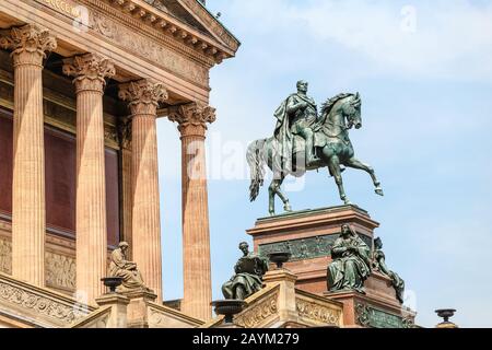 17. MAI 2018, BERLIN, DEUTSCHLAND: Reiterstandbild von König Friedrich Wilhelm in der Nähe der Alten Nationalgalerie Stockfoto