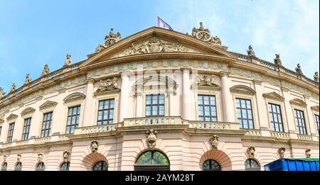 Zeughaus ist ein altes Arsenal-Gebäude in Berlin mit Panoramablick ohne Menschen Stockfoto