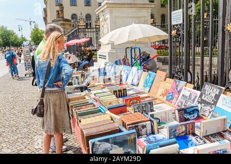 17. MAI 2018, BERLIN, DEUTSCHLAND: Menschen, die auf der Buchmarktmesse der Stadt spazieren gehen Stockfoto