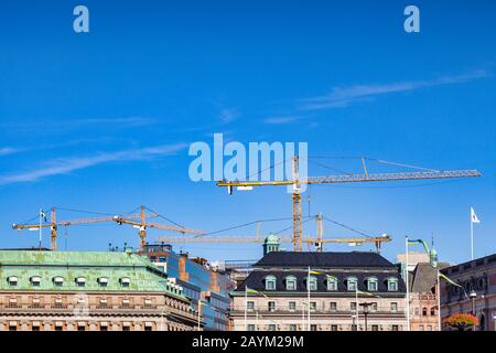 16. September 2018: Stockholm, Schweden - Krane, die über den historischen Dächern der Altstadt arbeiten. Stockfoto