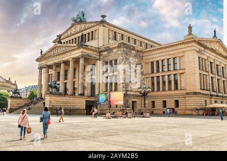 17. MAI 2018, BERLIN, DEUTSCHLAND: Panoramaaussicht auf den berühmten Gendarmenmarkt mit Konzerthalle Berlin und Touristen, die die Stadt besuchen Stockfoto