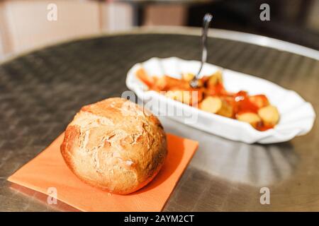 Currywurst oder Bratwurst mit Senfsoße, regionale deutsche Straßenküche Stockfoto
