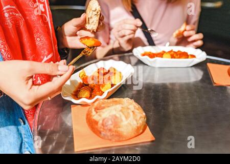 Frau Isst Currywurst mit Brot im Berliner Straßencafé. Lokales konzept der deutschen Küche Stockfoto