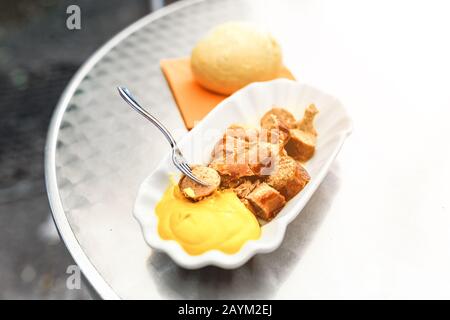 Currywurst oder Bratwurst mit Senfsoße, regionale deutsche Straßenküche Stockfoto