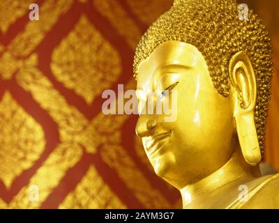 Die Buddha-Statue aus Nahem Gesicht besteht aus Messing.Stuck Buddha-Bilder in der Ayutthaya-Zeit, die im Wat Yaichaimongkol, buddhistischer Tempel, verankert ist Stockfoto