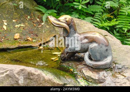 18. MAI 2018, BERLIN, DEUTSCHLAND: Brunnenstatue des Riesenfluss-Otters mit Fisch Stockfoto