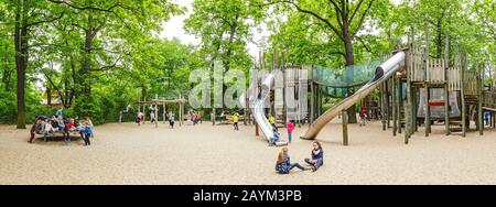 18. MAI 2018, BERLIN, DEUTSCHLAND: Kinder spielen und Spaß auf dem Spielplatz haben Stockfoto