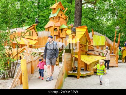 18. MAI 2018, BERLIN, DEUTSCHLAND: Kinder spielen und Spaß auf dem Spielplatz haben Stockfoto