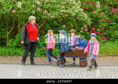 18. MAI 2018, BERLIN, DEUTSCHLAND: Gruppe von Kindern mit Lehrer im städtischen Zoo mit Wagen Stockfoto