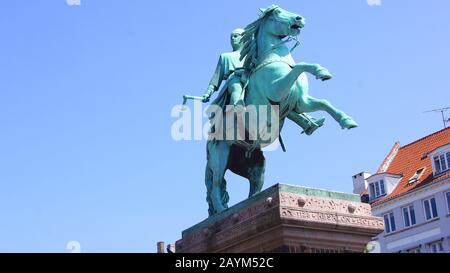 Kopenhagen, DÄNEMARK - 6. Jul. 2015: Bishop Absalon Statue in Hojbro Plads in Kopenhagen Stockfoto