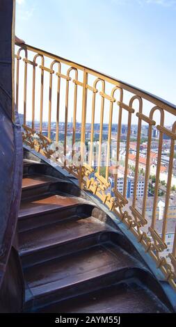 Kopenhagen, DÄNEMARK - 6. Jul. 2015: Externe Wendeltreppe zur Spitze der Kirche Unseres Erlösers Vor Frelsers Kirke mit einem umfassenden Blick über Stockfoto