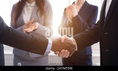 Händeschütteln bei Geschäftstreffen nach Abschluss des Deals Stockfoto