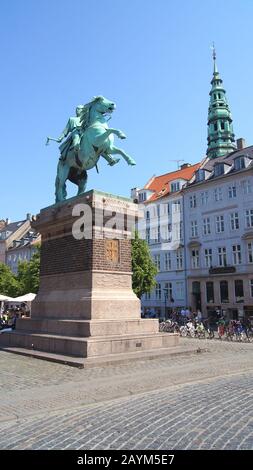 Kopenhagen, DÄNEMARK - 6. Jul. 2015: Bishop Absalon Statue in Hojbro Plads in Kopenhagen Stockfoto