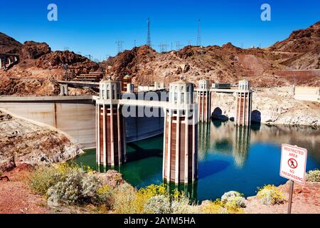 Wasserfreisetzungstürme des Hoover Dam aus Beton im Black Canyon des Colorado-Flusses an der Grenze zu Nevada Arizona Stockfoto