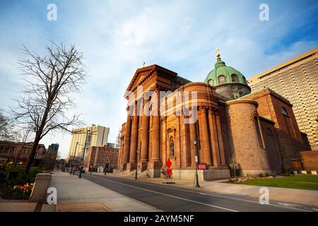 Blick auf den Dom der Heiligen Peter und Paul in Philadelphia auf der Innenstadtstraße Stockfoto