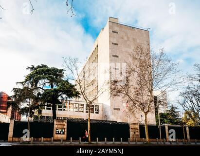 Madrid, Spanien - 15. Februar 2020: Fassade der Botschaft der Vereinigten Staaten in Madrid, Spanien Stockfoto