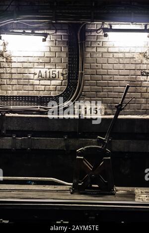 Wählen Sie Ihren Weg, den Bahngleise in einem U-Bahn-Tunnel Stockfoto