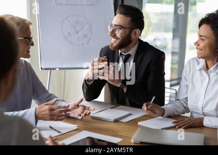 Multiethnische Geschäftspartner, die an einem Geschäftstreffen teilnehmen Stockfoto