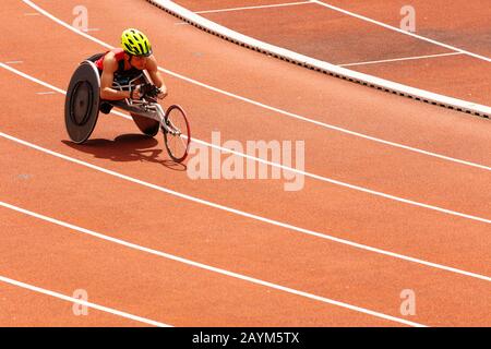 Paris, FRANKREICH - 18. JUNI 2018: Behinderten-Sportlerwettbewerb mit Mann im Handradsport-Rollstuhl Stockfoto