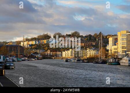 Blick auf das Bristol Docks Becken und den schwimmenden Hafen, der sich an das Stadtzentrum von Bristol England anschließt. Stockfoto