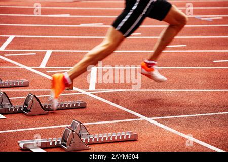 Der Sportbote startet auf der Stadionbahn Sprint Stockfoto