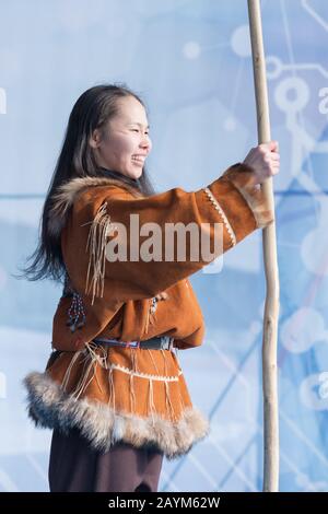 Weibliche Emotionen der Aborigines tanzen mit Speer in nationalen Kleidungsstücken indigene Menschen. Konzert des Kamtschatka State Academic Koryak National Dance Ensemble Stockfoto