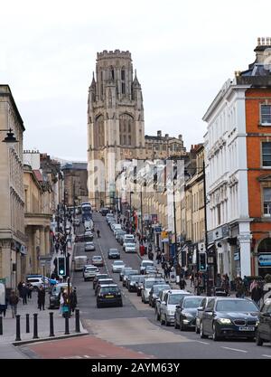 Blick auf die Park Street in Bristol, England, zum Wills Memorial Building Tower und zur Bristol School of Law, Teil der Bristol University. Stockfoto