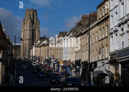 Blick auf die Park Street in Bristol, England, zum Wills Memorial Building Tower und zur Bristol School of Law, Teil der Bristol University. Stockfoto