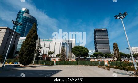 Madrid, Spanien - 15. Februar 2020: Kaufhaus El Corte Ingles mit verschiedenen Bürogebäuden am Passeo de la Castellana im Zentrum von Madrid, Spanien Stockfoto