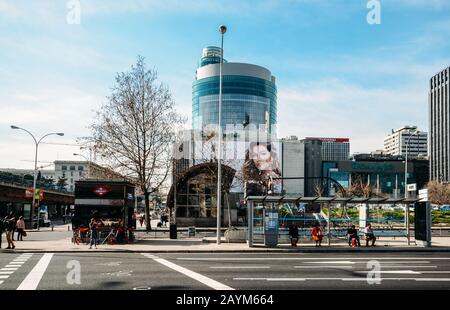 Madrid, Spanien - 15. Februar 2020: Kaufhaus El Corte Ingles mit verschiedenen Bürogebäuden am Passeo de la Castellana im Zentrum von Madrid, Spanien. Stockfoto