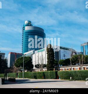 Madrid, Spanien - 15. Februar 2020: Kaufhaus El Corte Ingles mit verschiedenen Bürogebäuden am Passeo de la Castellana im Zentrum von Madrid, Spanien Stockfoto