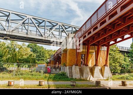 Eisenbahnbrücke und Kreuzungen Stockfoto