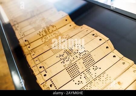 Nahaufnahme von gelochtem Lochstreifen, Verlauf des Computerinformationsträgers Stockfoto