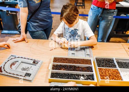 Berlin, DEUTSCHLAND - 19. MAI 2018: Kinder mit Eltern beschäftigen sich mit Beadwork und Handarbeit, Hobbykonzept Stockfoto