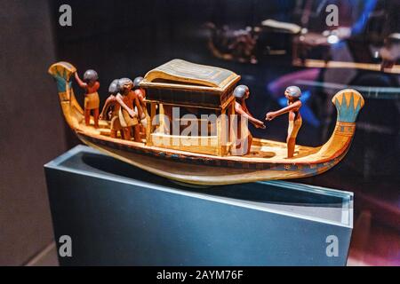 Berlin, DEUTSCHLAND - 19. MAI 2018: Ägyptisches Statuetten-Holzboot im Deutschen Technikmuseum Stockfoto