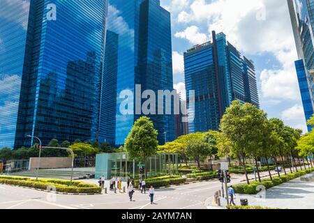 Hochhaus mit moderner Architektur im Geschäftsviertel von Singapur, Singapur, Asien Stockfoto