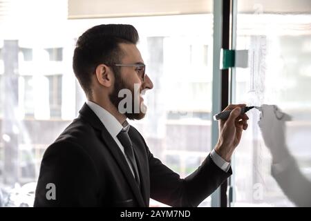 Arabischer Unternehmer startupper schreibt auf Flipchart neue Startidee Stockfoto