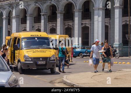 Havanna, Kuba, 6. Juli 2019. Metro Taxi-Service in Havanna Kuba. Orangefarbene Taxiwagen im alten Havanna Stockfoto