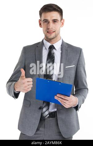 Glücklicher Geschäftsmann, der eine Faszikule mit Dokumenten hält und den Daumen auf weißem Hintergrund gibt Stockfoto