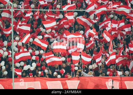 Düsseldorf, Deutschland. Februar 2020. Fußball Düsseldorf - Gladbach, Düsseldorf 15. Februar 2020. Fans mit den Flaggen FORTUNA DÜSSELDORF - BORUSSIA MÖNCHENGLADBACH 1-4 - DFL-REGELUNGEN VERBIETEN JEDE VERWENDUNG VON FOTOS als BILDSEQUENZEN und/oder QUASI-VIDEO - 1.Deutsche Fußball-Liga, Düsseldorf, 15. Februar 2020. Kredit: Peter Schatz / Alamy Live News Stockfoto