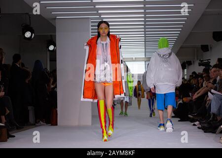 Models auf dem Laufsteg während der Bosideng Show auf der London Fashion Week Februar 2020 auf der BFC Show Space in London. Stockfoto