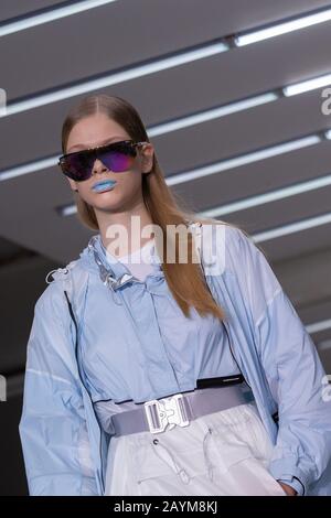 Ein Modell auf dem Laufsteg während der Bosideng Show auf der London Fashion Week Februar 2020 auf der BFC Show Space in London. Stockfoto