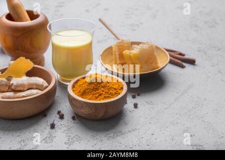 Gesundes Getränk goldene Kurkuma in Glasküpf Stockfoto