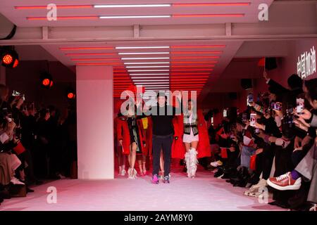 Models auf dem Laufsteg während der Bosideng Show auf der London Fashion Week Februar 2020 auf der BFC Show Space in London. Stockfoto