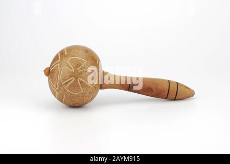 Maraca isoliert auf weißem Hintergrund. Weit verbreitet in lateinischer Tanz-Folk-Musik kubanischen Einflusses und in der venezolanisch-kolumbianischen Llanero-Folklore. Stockfoto