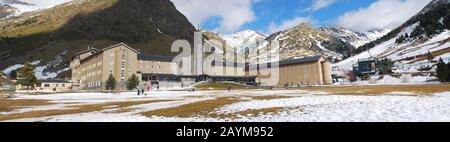 Hotel in einer bergigen Gegend mit Skigebiet während der Wintersaison. Panorama des Nuria-Tals in den katalanischen Pyrenäen Stockfoto