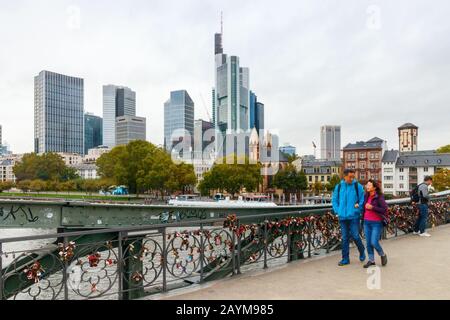 Frankfurt am Main mit Blick auf die Wolkenkratzer des Bankenviertels (Central Business Disctrict, CBD). Hessen, Deutschland. Stockfoto